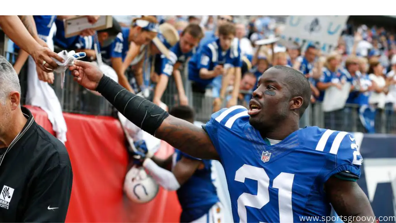 Former NFL cornerback Vontae Davis handshake to public agyer winnig the match