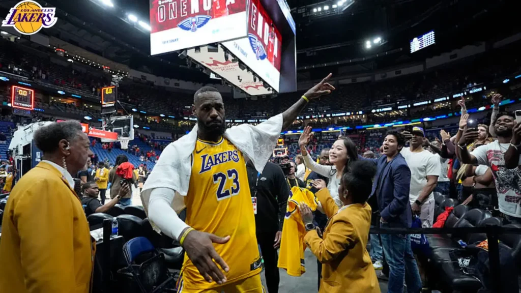 LeBron James waving his hand to respond the public's appreciation.